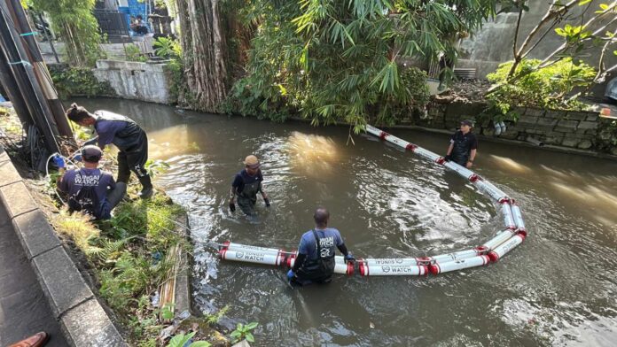 Bali Hotels Association (BHA) dan Sungai Watch Pasang Barrier di Kerobokan, Jaring Ratusan Kilogram Sampah Tiap Bulan