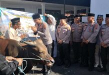 Polres Karangasem Berkurban, Sampaikan Pesan Toleransi dan Ajak Masyarakat Jaga Keamanan Bersama Polres Karangasem Berkurban, Sampaikan Pesan Toleransi dan Ajak Masyarakat Jaga Keamanan Bersama