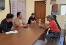 Warga Klarifikasi Video Viral di Medsos, Kapolsek Selbar Tegaskan Netralitas Dalam Penanganan Kasus Warga Klarifikasi Video Viral di Medsos, Kapolsek Selbar Tegaskan Netralitas Dalam Penanganan Kasus