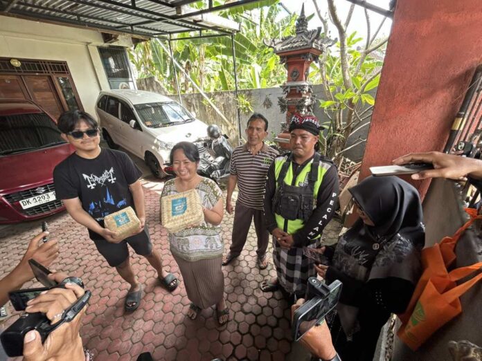 BaliPortalNews_ LDII Bali ngejot ke tetangga. Sumber Foto tisbpn LDII Bali ngejot ke tetangga. Sumber Foto tisbpn