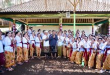Wabup Badung Hadiri Metatah Massal di Pura Prajapati Desa Adat Sobangan Wabup Bagus Alit Sucipta, bersama Ketua WHDI Kabupaten Badung, Ny. Yunita Alit Sucipta hadir dalam prosesi Metatah Massal di Pura Prajapati, Banjar Tengah dan Selat, Desa Adat Sobangan, Kecamatan Mengwi, Minggu (3/5/2026). Sumber Foto : Istimewa