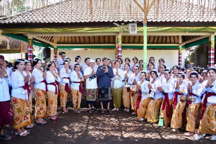 BaliPortalNews_ Metatah Massal (2) Wabup Bagus Alit Sucipta, bersama Ketua WHDI Kabupaten Badung, Ny. Yunita Alit Sucipta hadir dalam prosesi Metatah Massal di Pura Prajapati, Banjar Tengah dan Selat, Desa Adat Sobangan, Kecamatan Mengwi, Minggu (3/5/2026). Sumber Foto : Istimewa