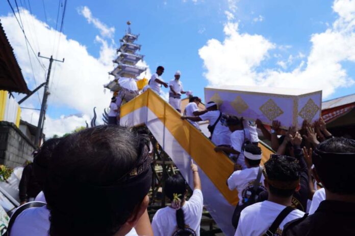 BaliPortalNews_ Ngaben Lautan Pelayat Iringi Pengabenan Ayahanda Wabup Pandu, Suasana Haru Selimuti Setra Pidpid