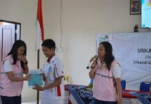 Kompetensi Siswa SMK Meningkat, PLN Gelar Workshop Kendaraan Listrik dan Energi Bersih di SMKN 1 Amlapura Salah satu siswa SMKN 1 Amlapura yang aktif mengikuti sesi edukasi dan diskusi memperoleh bingkisan dari Srikandi PLN UID Bali dalam kegiatan Srikandi Goes to School, Selasa (26/5). Kegiatan ini menjadi sarana edukasi kendaraan listrik, energi bersih, dan keselamatan ketenagalistrikan bagi generasi muda.