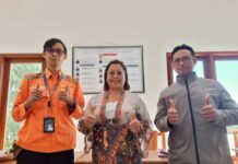 Jaga Keandalan Listrik di Bali, PLN UP2D Bali Perkuat Sinergi dengan Diskarmat Badung Team Leader K3L dan Keamanan Ari Hidayanto (kiri) berkesempatan untuk foto bersama dengan Kasi Penyuluhan Dinas Kebakaran dan Penyelamatan (Diskarmat) Kabupaten Badung Ni Luh Made Sugiarthi, SS, M.Hum (tengah) setelah acara audiensi selesai.