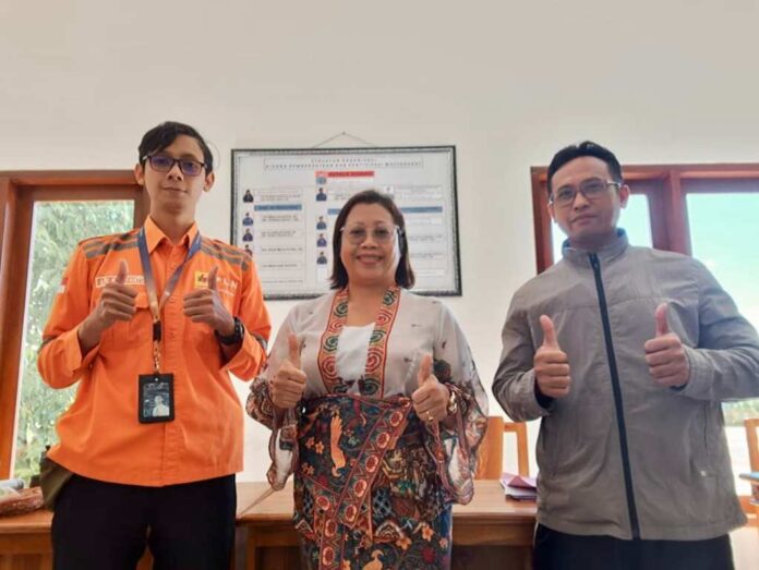 Team Leader K3L dan Keamanan Ari Hidayanto (kiri) berkesempatan untuk foto bersama dengan Kasi Penyuluhan Dinas Kebakaran dan Penyelamatan (Diskarmat) Kabupaten Badung Ni Luh Made Sugiarthi, SS, M.Hum (tengah) setelah acara audiensi selesai.