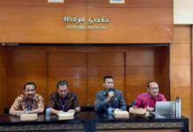 PLN dan Politeknik Negeri Bali Perkuat Kolaborasi Ilmiah untuk Dukung Infrastruktur Kelistrikan Andal bagi Masyarakat GM PLN UID Bali, Eric Rossi Priyo Nugroho (dua dari kanan) menyampaikan peningkatan kebutuhan listrik seiring pertumbuhan sektor bisnis di Bali. Hal ini disampaikan saat pembahasan pengembangan infrastruktur kelistrikan di Politeknik Negeri Bali.