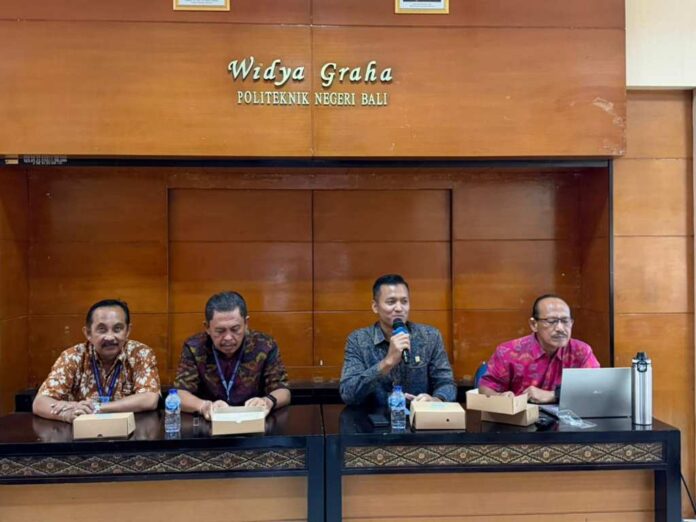 GM PLN UID Bali, Eric Rossi Priyo Nugroho (dua dari kanan) menyampaikan peningkatan kebutuhan listrik seiring pertumbuhan sektor bisnis di Bali. Hal ini disampaikan saat pembahasan pengembangan infrastruktur kelistrikan di Politeknik Negeri Bali.