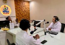PLN UP2D Bali Ajak Masyarakat Ikut Jaga Keandalan Listrik Lewat Talkshow Edukatif Assistant Manager Operasi Sistem Distribusi Dewa Gede Surya Mastra (paling kanan) memberikan edukasi tentang Pengenalan Gangguan Kelistrikan Tegangan 20 kV pada saat on air di RPKD