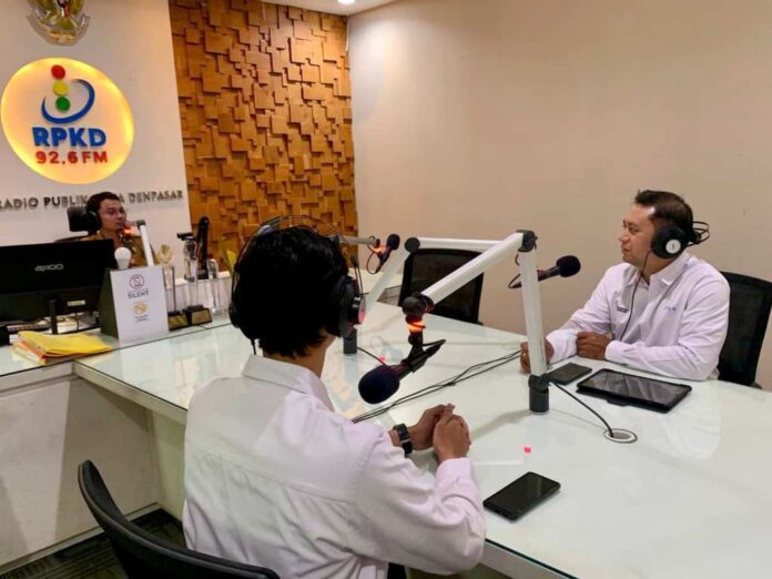 BaliPortalNews_ PLN ke Radio Assistant Manager Operasi Sistem Distribusi Dewa Gede Surya Mastra (paling kanan) memberikan edukasi tentang Pengenalan Gangguan Kelistrikan Tegangan 20 kV pada saat on air di RPKD
