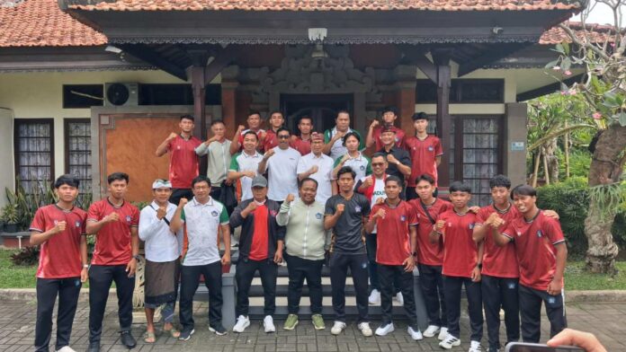 Bupati Wayan Adi Arnawa resmi melepas tim sepak bola PS Badung untuk berlaga dalam kompetisi Liga 4 Nasional di Rumah Jabatan Bupati Badung, Rabu (27/5/2026). Sumber Foto : Istimewa