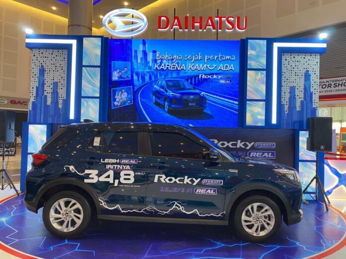 BaliPortalNews_ Rocky e-Smart Hybrid, Salah Satu Mobil Yang Ada di Booth Daihatsu IIMS Surabaya 2026 Daihatsu Ramaikan IIMS Surabaya 2026, Hadirkan Kemudahan Memiliki Mobil Baru