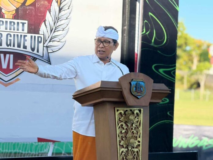 BaliPortalNews_ Turnamen Sepak Bola Usia Dini Spirit Never Give Up (2) Bupati Adi Arnawa saat menghadiri Turnamen Sepak Bola Usia Dini Spirit Never Give Up Ke-6 di Lapangan Sepak Bola Desa Ungasan, Kuta Selatan, Jumat (29/5/2026). Sumber Foto : Istimewa