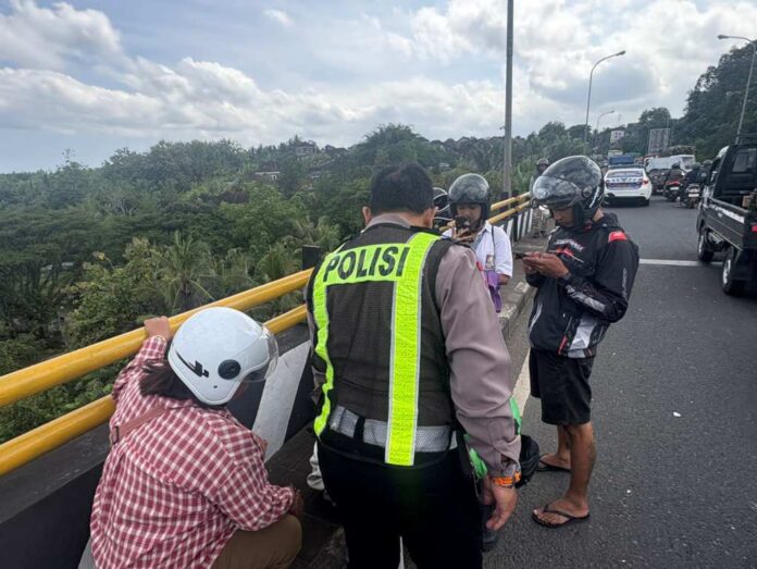 Depresi, Pemuda Asal Busungbiu Lakukan Percobaan Bundir di Atas Jembatan Shortcut Penyalin