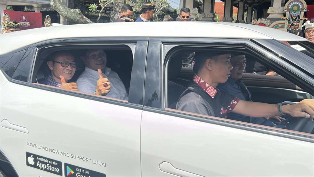 Kepala Dinas Perhubungan Provinsi Bali, I Made Mudarta; Kepala Dinas Perhubungan Kota Denpasar, I Ketut Sriawan; Kepala Dinas Perhubungan Kabupaten Badung, Anak Agung Gde Rahmadi; mencoba armada TRIHITA, Sabtu (16/5/2026). Sumber Foto : tis/bpn
