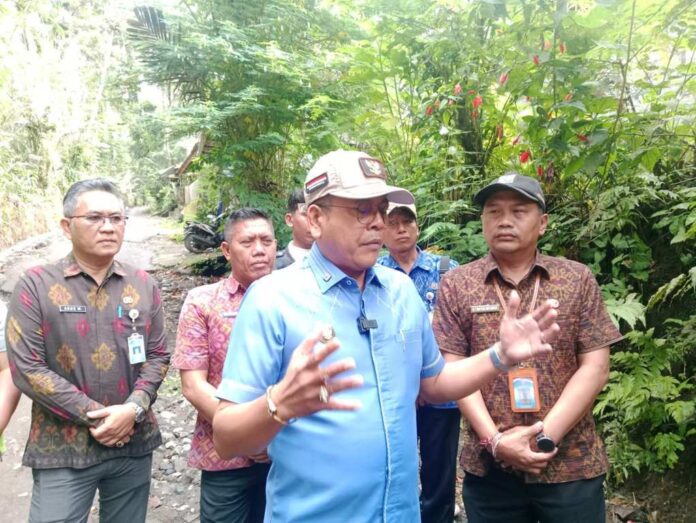 BaliPortalNews_ guspar tinjau Tinjau Proyek Jalan di Selat, Bupati Gus Par Temukan Kerusakan pada Jalan yang Baru Setahun Dikerjakan