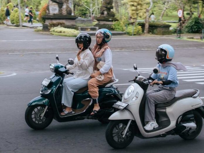 Pengendara Berhijab Tetap Stylish dan Aman di Jalan