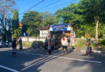 Pecalang Kawal Salat Idul Adha di Karangasem Pecalang Kawal Salat Idul Adha di Karangasem