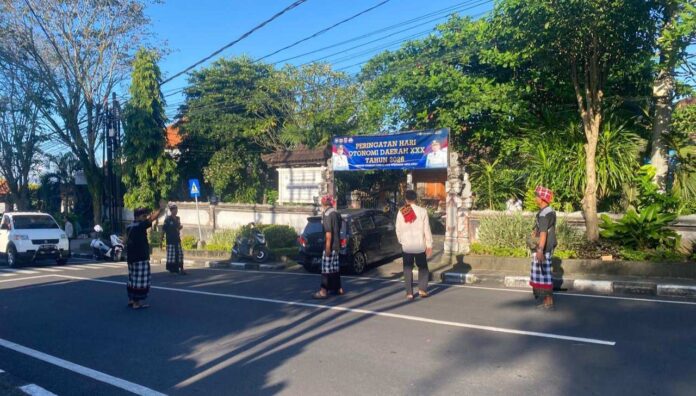 BaliPortalNews_ pecalang Pecalang Kawal Salat Idul Adha di Karangasem