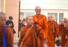 Bandara I Gusti Ngurah Rai Sambut Kedatangan 50 Bhikkhu Peserta Indonesia Walk for Peace 2026 Bandara I Gusti Ngurah Rai Sambut Kedatangan 50 Bhikkhu Peserta Indonesia Walk for Peace 2026