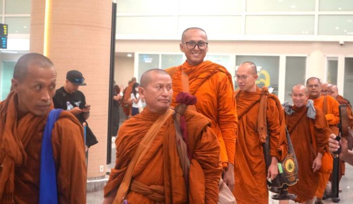Bandara I Gusti Ngurah Rai Sambut Kedatangan 50 Bhikkhu Peserta Indonesia Walk for Peace 2026