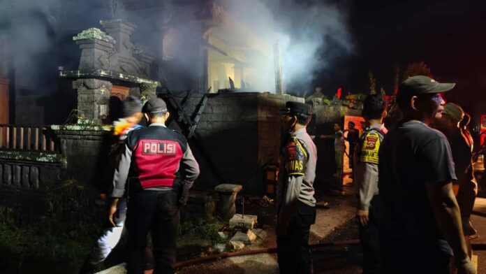 Joglo Kebakaran 01 - ist _bpn Si Jago Merah Hanguskan Rumah Joglo di Yeh Gangga