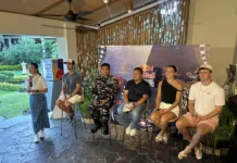 24 Atlet Red Bull Cliff Diving Siap Tampil di Nusa Penida (Kiri-Kanan). Direktur Olahraga Red Bull Cliff Diving World Series, Orlando Duque; Komandan Pusat Teritorial Angkatan Laut, Laksamana Pertama TNI Albertus Agung Priyo Suseno; juri loncat indah Olimpiade & perwakilan PB Akuatik Indonesia, Pranarta Arumbowo; serta atlet permanen dan wild card Red Bull Cliff Diving World Series 2026, Xantheia Pennisi (Australia) dan Aidan Heslop (Britania Raya) pada jumpa pers jelang kompetisi di Nusa Penida, Bali, Rabu (20/5/2026). Sumber Foto : tis/bpn