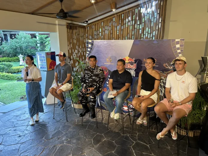RedBull (Kiri-Kanan). Direktur Olahraga Red Bull Cliff Diving World Series, Orlando Duque; Komandan Pusat Teritorial Angkatan Laut, Laksamana Pertama TNI Albertus Agung Priyo Suseno; juri loncat indah Olimpiade & perwakilan PB Akuatik Indonesia, Pranarta Arumbowo; serta atlet permanen dan wild card Red Bull Cliff Diving World Series 2026, Xantheia Pennisi (Australia) dan Aidan Heslop (Britania Raya) pada jumpa pers jelang kompetisi di Nusa Penida, Bali, Rabu (20/5/2026). Sumber Foto : tis/bpn