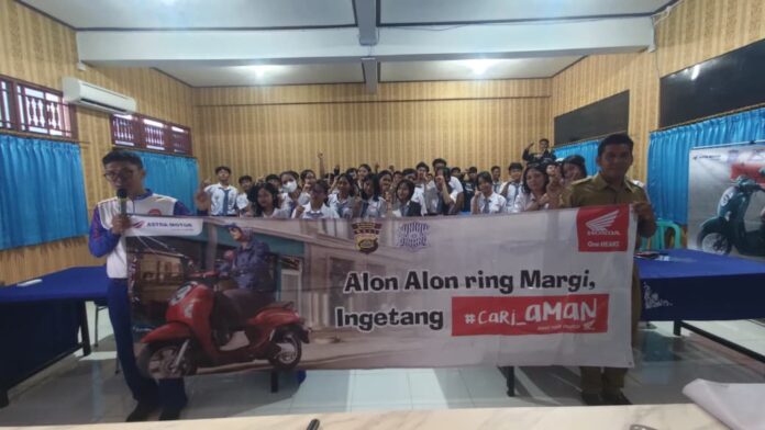 SMANDUKA Astra Motor Bali Edukasi Bahaya Blind Spot di Depan Sekolah kepada Murid SMANDUTA