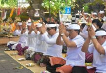 Wawali Arya Wibawa Hadiri Pujawali di Pura Swagina Taman Sari, Ajak Masyarakat Perkuat Srada Bhakti Bhakti Pujawali