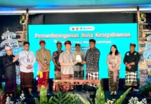 GoPay dan Desa Adat Bali Lestarikan Tradisi Melalui Digitalisasi Head of GoPay Merchants Haryanto Tanjo, Bandesa Adat Kesiman I Ketut Wisna (di depan memegang plakat) (belakang dari ki - ka)) Direktur Pengawasan Lembaga Jasa Keuangan Kantor OJK Provinsi Bali Adityo Pamudji, Kepala Tim Pengawasan Sistem Pembayaran dan Pengelolaan Uang Rupiah Kantor Perwakilan Bank Indonesia Provinsi Bali, I Nyoman Agus Wirya, Bandesa Adat Tumbak Bayuh I Putu Sudiana, Bandesa Adat Sanur Ida bagus Sudiraharja, Audrey P. Petriny, dan AKBP (Purn) Putu Suprama (Panyarikan Utama Pasikian Pacalang Bali) dalam acara penandatanganan nota kesepahaman “Melestarikan Tradisi Melalui Digitalisasi”