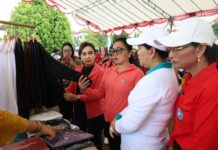 Sagung Antari Jaya Negara Hadiri Pasar Rakyat TP PKK Provinsi Bali di Klungkung Pasar Rakyat TP PKK Provinsi Bali