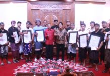 Serahkan Hadiah Ogoh-Ogoh, Gubernur Koster-Wagub Tekankan Pentingnya Kreativitas dan Jati Diri Bali Kreativitas dan Jati Diri Bali