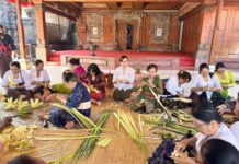 WHDI Denpasar Gelar Pelatihan Pembuatan Banten Otonan untuk Ibu PKK Banjar Pegok Pelatihan Pembuatan Banten