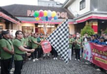 Wawali Arya Wibawa Lepas Jalan Sehat Serangkaian HUT ke-26 SMK PGRI 4 Denpasar HUT ke-26 SMK PGRI 4 Denpasar