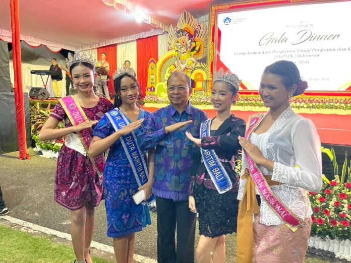 Duta dan Kids Maritim Bali berfoto bersama Gubernur Bali