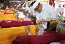 Wali Kota Jaya Negara Ngayah Nyangging di Pura Dalem Pengaotan pada Karya Pedudusan Agung Ngayah Nyangging