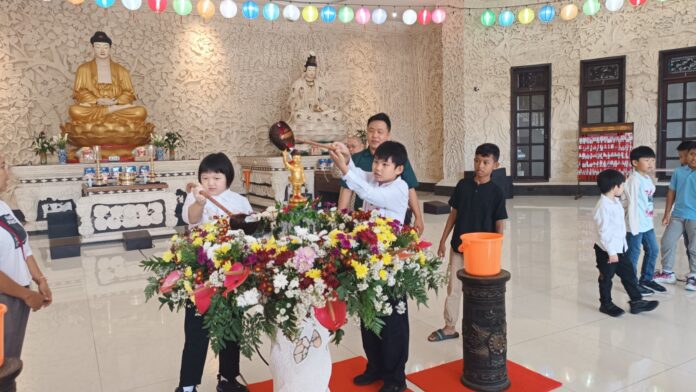 Mapanbumi Bali menggelar perayaan Waisak 2026 di Denpasar melalui ritual pemandian Rupang Buddha, bazar vegan, serta kegiatan sosial dan edukatif untuk memperkuat nilai perdamaian dan kebersamaan. Mapanbumi Bali menggelar perayaan Waisak 2026 di Denpasar melalui ritual pemandian Rupang Buddha, bazar vegan, serta kegiatan sosial dan edukatif untuk memperkuat nilai perdamaian dan kebersamaan.