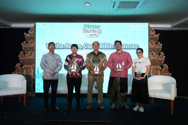 Yogi Harsudiono, Direktur Kepatuhan dan SDM GoPay, bersama Zetra Iez Zaputra, Kepala Unit Implementasi Kebijakan SP, Perizinan SP, dan Perlindungan Konsumen Bank Indonesia Provinsi Bali, Adam Ultra Sjahbunan, Manajer Madya Divisi Pengawasan Perilaku PUJK, Edukasi dan Perlindungan Konsumen OJK Provinsi Bali, Rizki Hendrawan, Tenaga Ahli Bidang Pelaporan dan Kepatuhan PPATK, Gledys Sinaga - Head of Corporate Affairs and Engagement AFPI