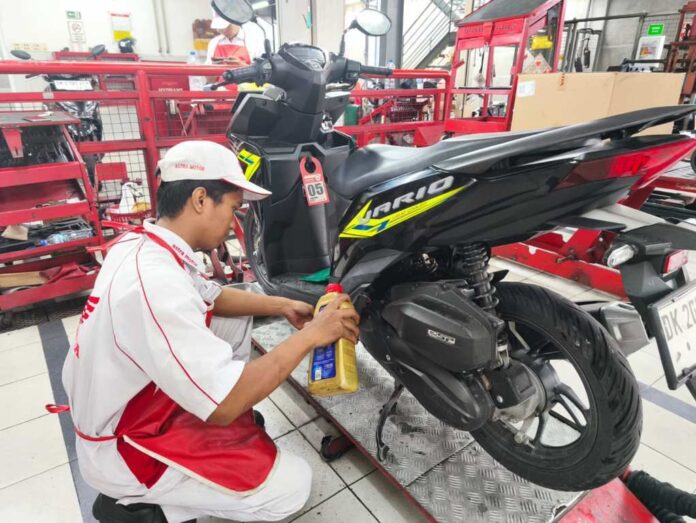 oli mesin _Admin2 Astra Motor Bali Edukasi Pentingnya Takaran Oli Mesin yang Tepat untuk Motor Honda
