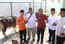 Bupati Sutjidra Dorong Semangat Harmoni Lewat Penyaluran Hewan Kurban di Buleleng Penyaluran Hewan Kurban
