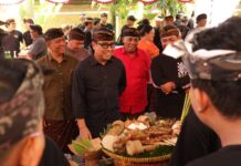 Lomba Ngelawar Warnai Perayaan Bulan Bung Karno VIII di Kecamatan Densel Lomba Ngelawar