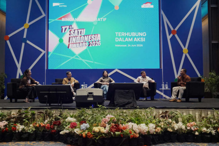 Juri 17th SATU Indonesia Awards 2026 sekaligus Rektor Universitas YARSI dan Guru Besar Pascasarjana Universitas Negeri Jakarta Prof. Fasli Jalal (kedua kanan), Juri 17th SATU Indonesia Awards 2026 sekaligus Founder Young On Top Billy Boen (kedua kiri), Head of Corporate Communications Astra Windy Riswantyo (tengah), serta Penerima Apresiasi SATU Indonesia Awards 2017 sekaligus Penggerak Desa Sejahtera Astra Kanreapia, Kabupaten Gowa, Sulawesi Selatan, Jamaluddin (kanan) pada Roadshow 17th SATU Indonesia Awards 2026 di Makassar, Sulawesi Selatan pada Rabu (24/6/2026). Sumber Foto : Istimewa