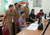 600 Lebih Berkas SPMB Jalur Prestasi SMP Negeri di Denpasar Ditolak pada Hari Pertama Kepala Disdikpora Kota Denpasar, Anak Agung Gede Wiratama bersama panitia memantau operator SPMB di SMPN 1 Denpasar, Senin (22/6/2026). Sumber Foto : Istimewa
