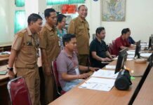 600 Lebih Berkas SPMB Jalur Prestasi SMP Negeri di Denpasar Ditolak pada Hari Pertama Kepala Disdikpora Kota Denpasar, Anak Agung Gede Wiratama bersama panitia memantau operator SPMB di SMPN 1 Denpasar, Senin (22/6/2026). Sumber Foto : Istimewa