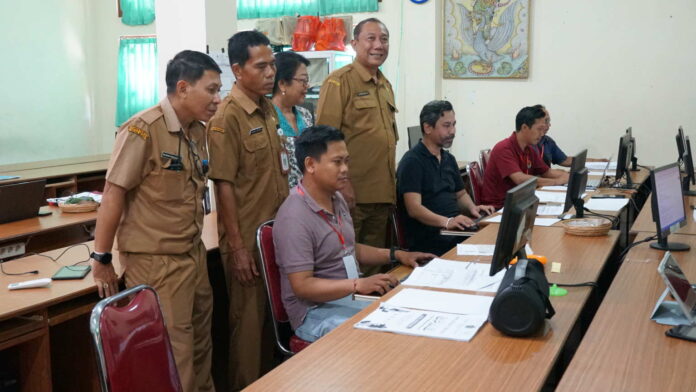Kepala Disdikpora Kota Denpasar, Anak Agung Gede Wiratama bersama panitia memantau operator SPMB di SMPN 1 Denpasar, Senin (22/6/2026). Sumber Foto : Istimewa