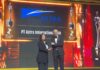 Astra Kembali Meraih Penghargaan HR Asia Best Companies To Work For In Asia 2026 Chief of Corporate Human Capital Development Astra, Matilda Esther Rotinsulu (kiri) saat menerima penghargaan utama HR Asia Best Companies To Work For In Asia 2026 yang diberikan oleh Group Publisher and Editor-in-Chief of HR Asia, Datuk William Ng (kanan) dalam perhelatan HR Asia Best Companies To Work For In Asia 2026. Sumber Foto : Istimewa