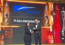 Astra Kembali Meraih Penghargaan HR Asia Best Companies To Work For In Asia 2026 Chief of Corporate Human Capital Development Astra, Matilda Esther Rotinsulu (kiri) saat menerima penghargaan utama HR Asia Best Companies To Work For In Asia 2026 yang diberikan oleh Group Publisher and Editor-in-Chief of HR Asia, Datuk William Ng (kanan) dalam perhelatan HR Asia Best Companies To Work For In Asia 2026. Sumber Foto : Istimewa