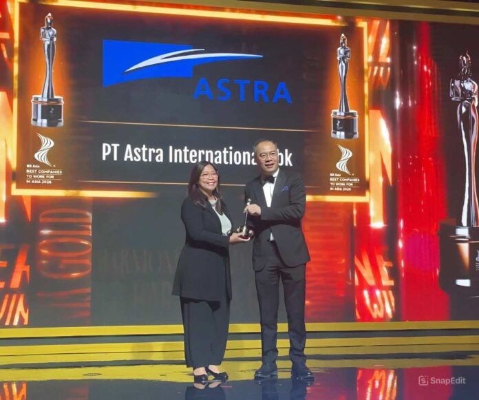 Chief of Corporate Human Capital Development Astra, Matilda Esther Rotinsulu (kiri) saat menerima penghargaan utama HR Asia Best Companies To Work For In Asia 2026 yang diberikan oleh Group Publisher and Editor-in-Chief of HR Asia, Datuk William Ng (kanan) dalam perhelatan HR Asia Best Companies To Work For In Asia 2026. Sumber Foto : Istimewa