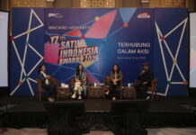 Roadshow 17th SATU Indonesia Awards 2026 Sambangi Banyuwangi, Usung Semangat “Terhubung dalam Aksi” Bersama Generasi Muda Dewan Juri sekaligus Staf Khusus Menkomdigi RI Raline Shah (kedua kiri), Head of Corporate Communications Astra Windy Riswantyo (kedua kanan) serta Penerima Apresiasi SATU Indonesia Awards 2021 sekaligus Penggerak Desa Sejahtera Astra Lali Gadget Sidoarjo Achmad Irfandi (kanan) berbagi cerita dalam acara Bincang Inspiratif 17th SATU Indonesia Awards 2026 “Terhubung Dalam Aksi” di Banyuwangi pada Jumat siang (12/6).